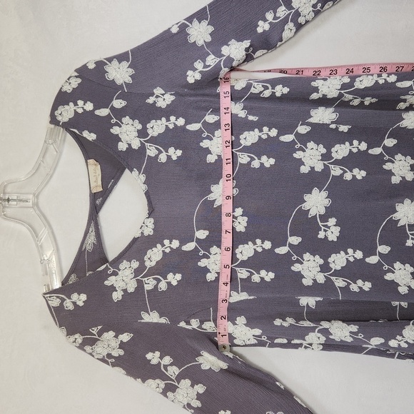 Altar'd-State Cool Grey White Floral Embroidered Bell Sleeve Cut-Out Back Mini S - Picture 15 of 16